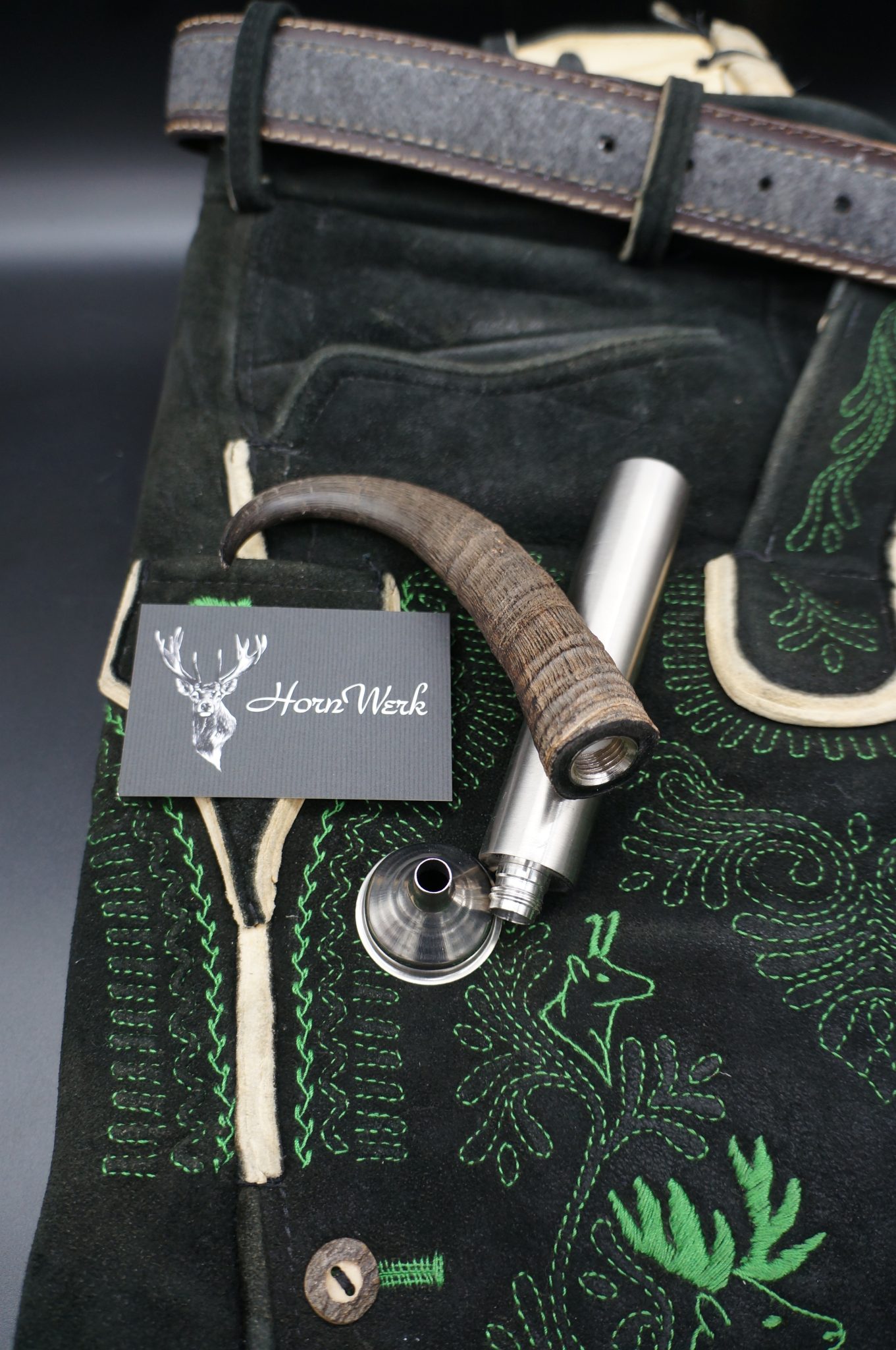 Lederhosen Flachmann Mit Hirschhorn - Wolpertinger Design 4cl